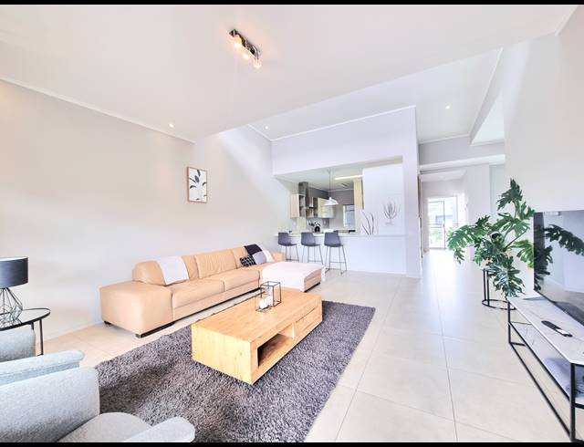 3 BEDROOM APARTMENT TO LET IN OAKLANDS